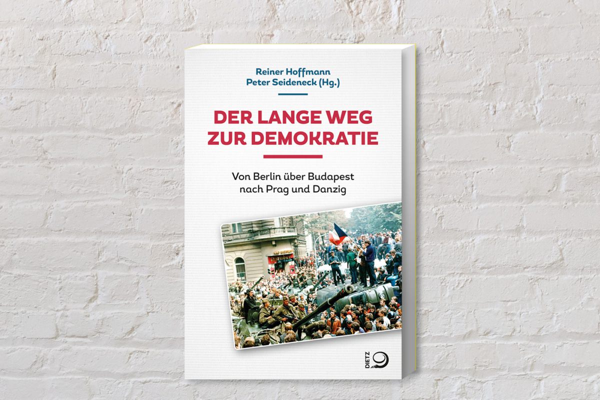 Cover des Buches "Der Lange Weg zur Demokratie" von den Herausgebern Reiner Hoffmann und Peter Seideneck.