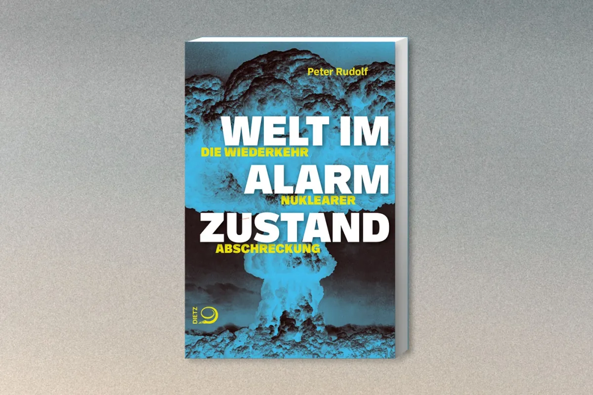 Cover des Buches "Welt im Alarmzustand. Die Wiederkehr nuklearer Abschreckung" von Peter Rudolf