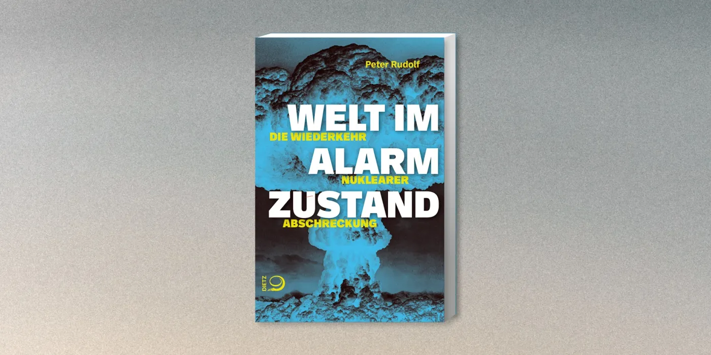 Cover des Buches "Welt im Alarmzustand. Die Wiederkehr nuklearer Abschreckung" von Peter Rudolf