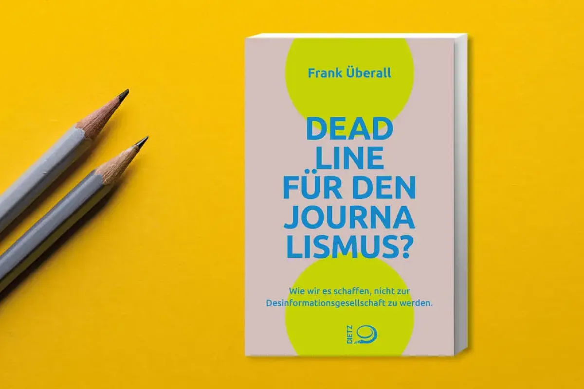 Cover des Buches "Deadline für den Journalismus? - Wie wir es schaffen, nicht zur Desinformationsgesellschaft zu werden." von Frank Überall.